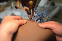 ドイツシュリンク革色トープ　ミシン縫い　手つき